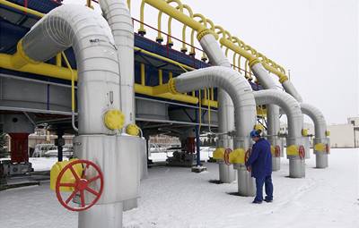 Pracovník kompresní stanice plynu firmy RWE Transgas u Beclavi.